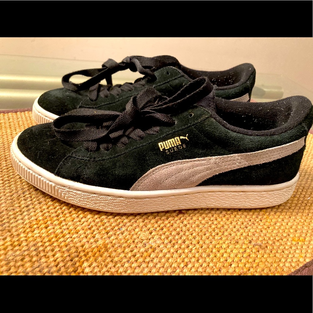 Puma Women’s size 6 blue suede track shoe